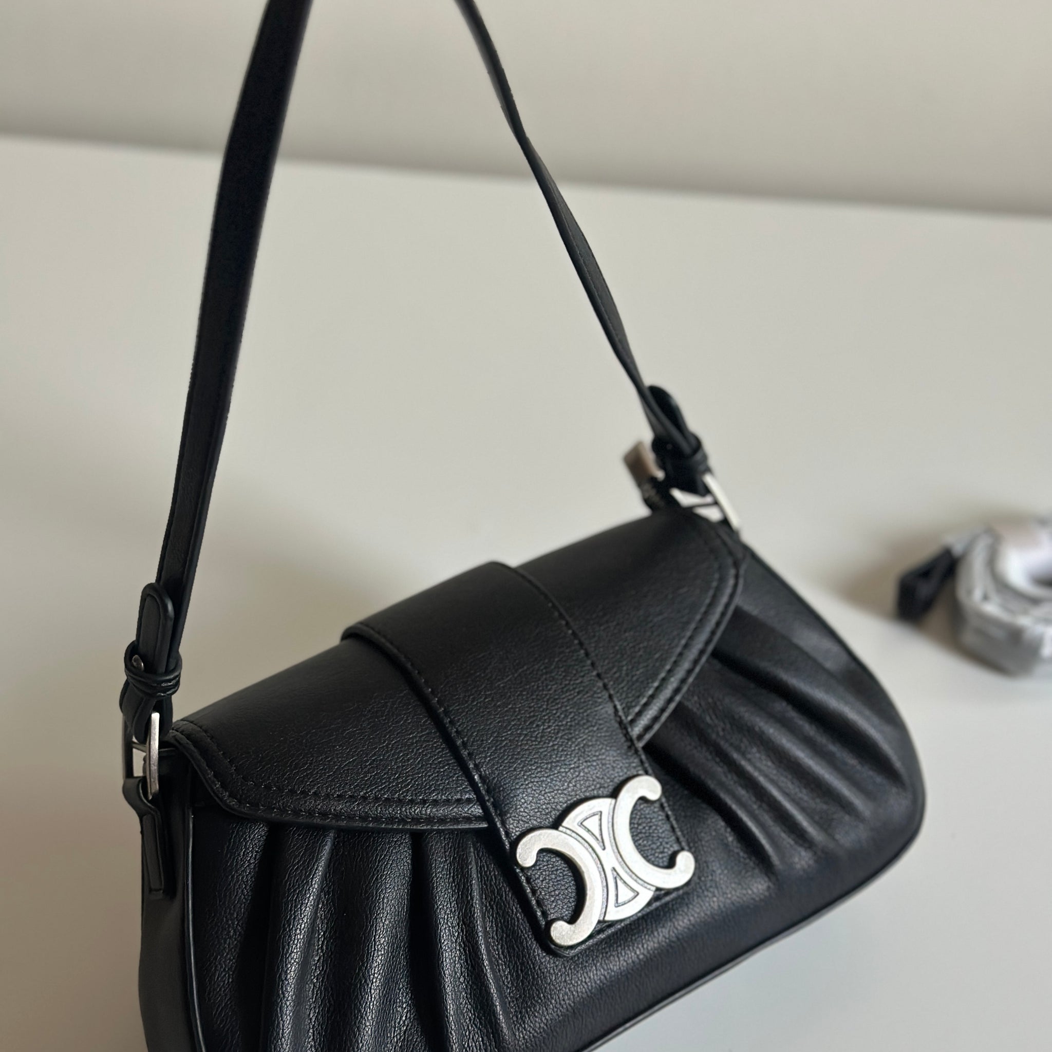 Classic Black Shoulder Bag with Silver Emblem – Elegant Evening Style