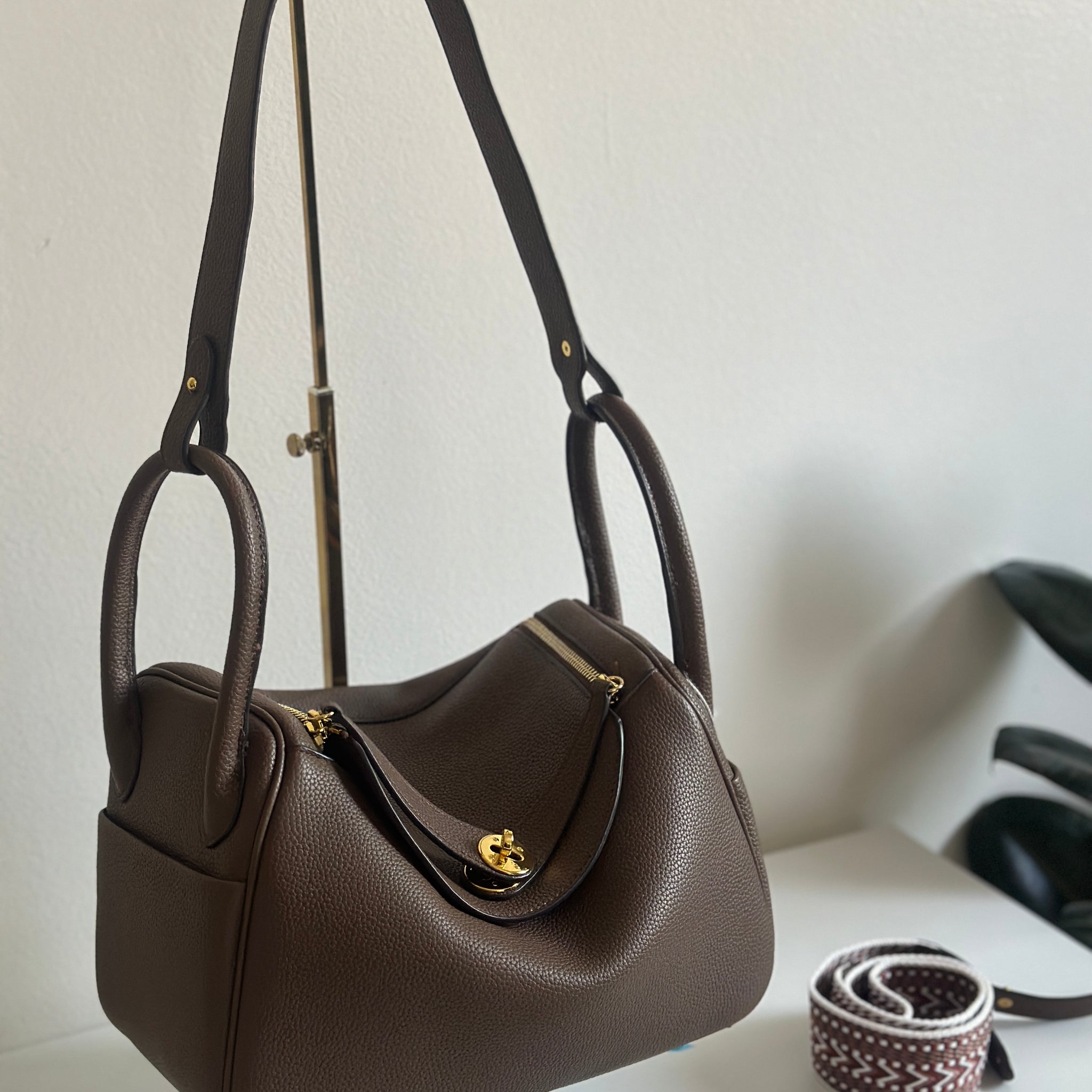 Elegant Soft Leather Shoulder Bag with Detachable Strap