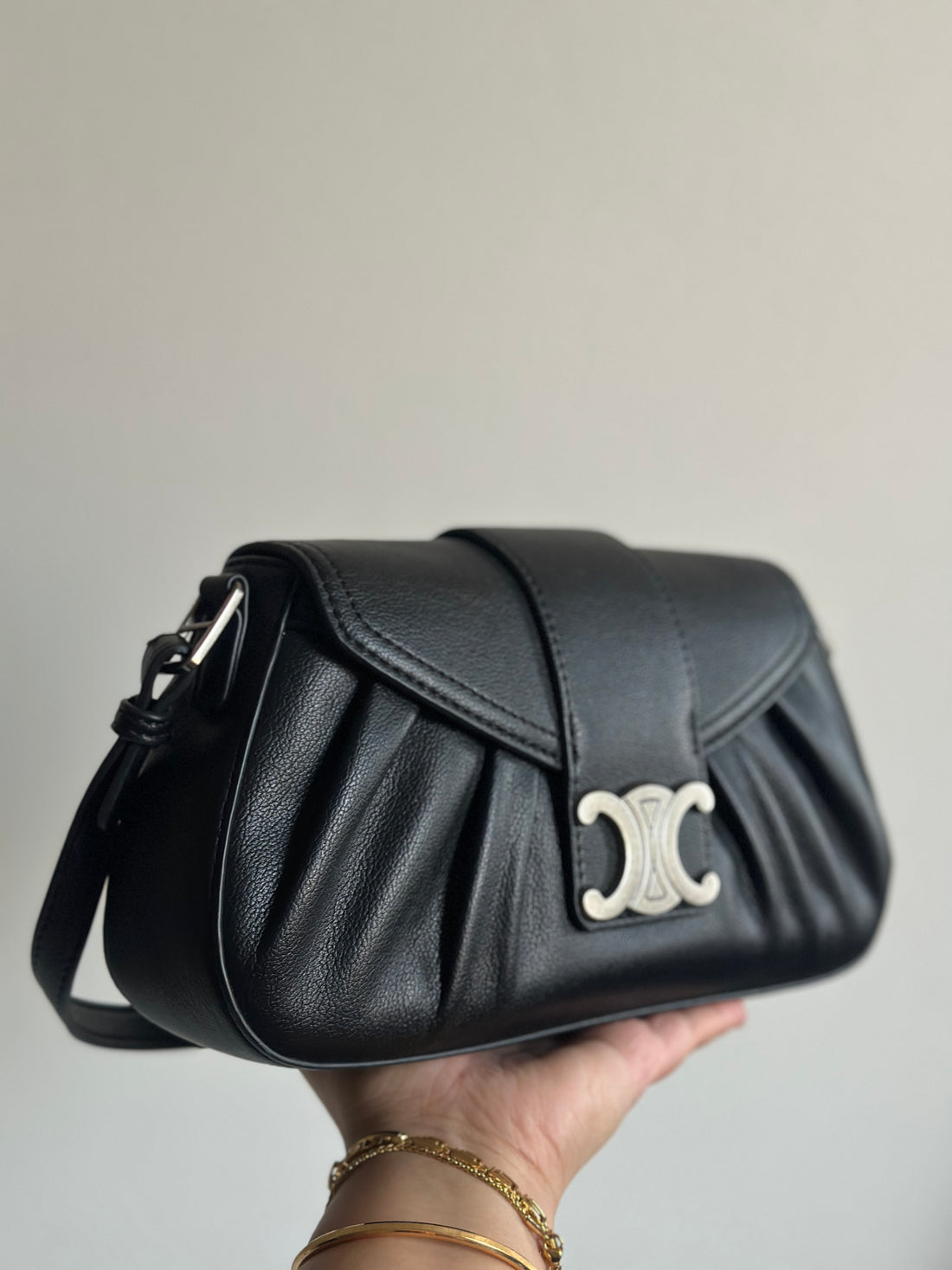 Classic Black Shoulder Bag with Silver Emblem – Elegant Evening Style