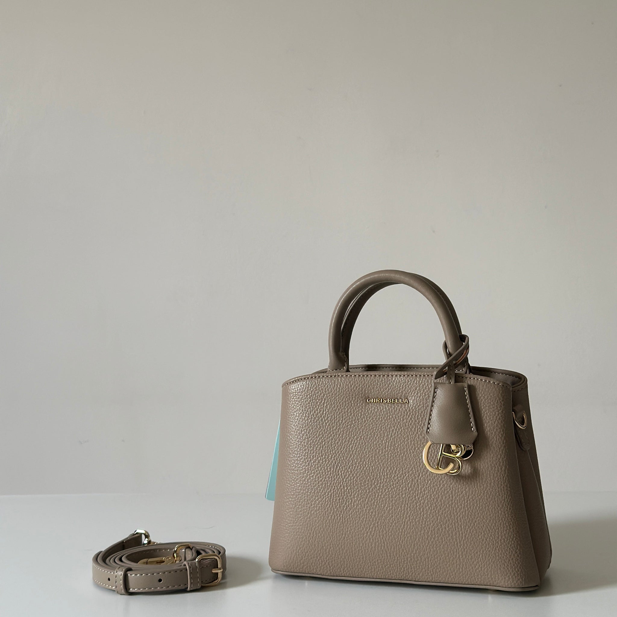 Minimalist Chic: Compact Handbag with 3 Partitioned Compartments