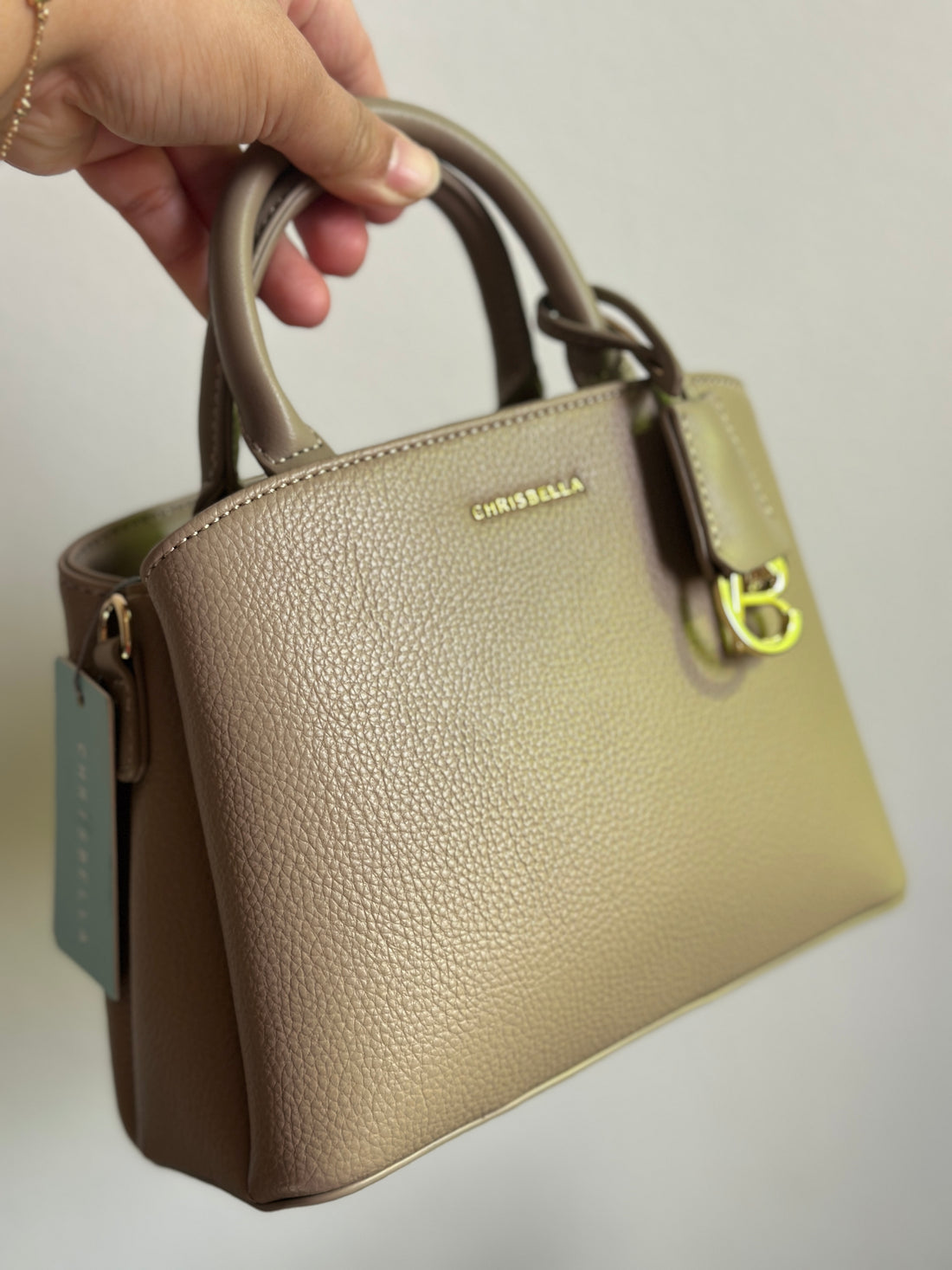 Minimalist Chic: Compact Handbag with 3 Partitioned Compartments